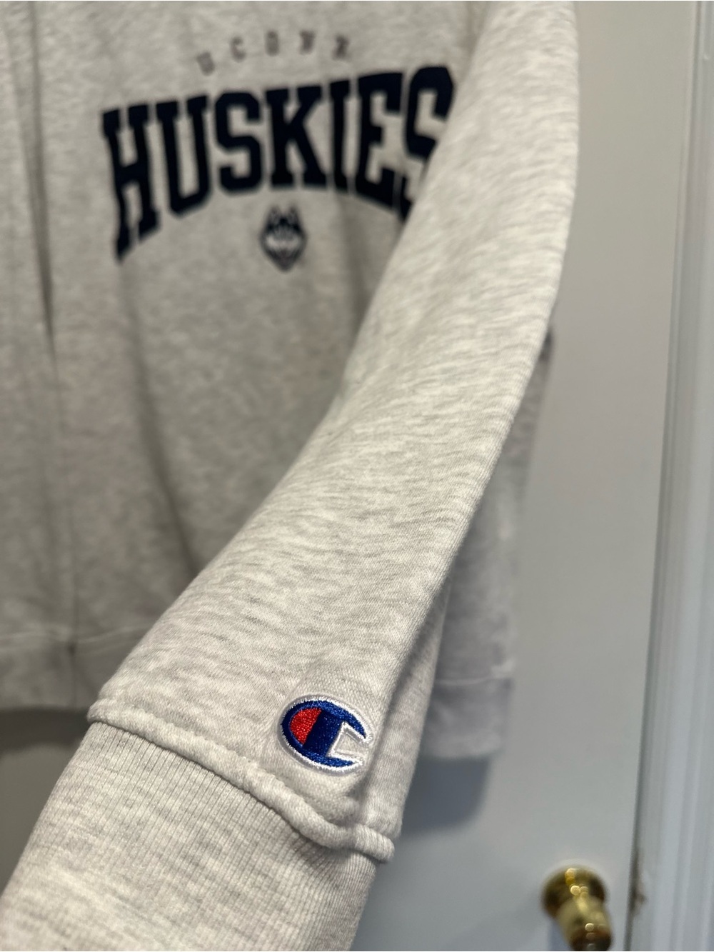 NWOT Champion UCONN Huskies SzL Embroidered logo Spellout Basketball sweatshirt. - Picture 11 of 13